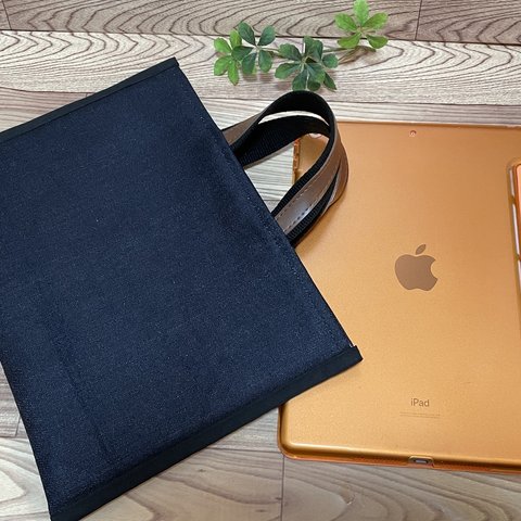 iPadぴったりサイズ　薄型で隙間に入るデニムバッグ