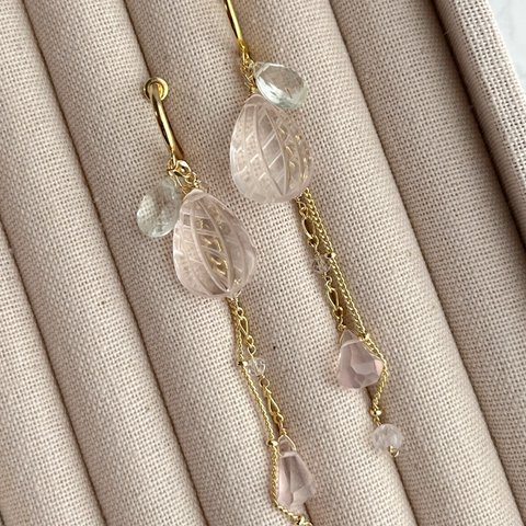 ローズクォーツの花のつぼみピアス/イヤリング　Rose quartz long earrings/clip-on earrings