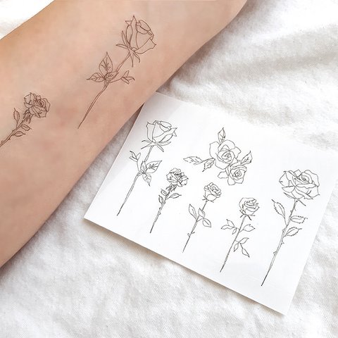可憐に咲く薔薇の花の線画のタトゥーシール