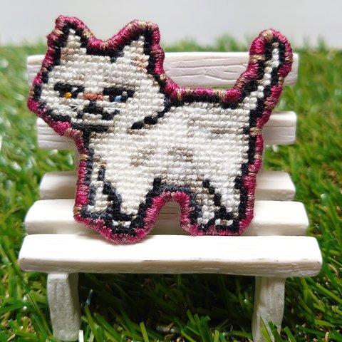 クロスステッチ刺繍の動物マグネットブローチ《おさんぽ中の猫さんシリーズ》白猫