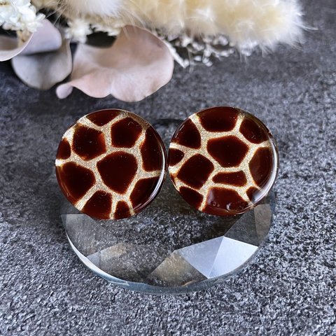 glass flat round giraffe Earrings