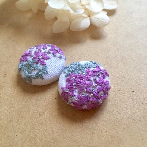 花刺繍とリネンのイヤリング   アジサイ色