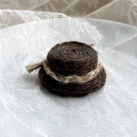 三つ編みが可愛いこげ茶色の小さな帽子(ハリネズミ/小動物用)