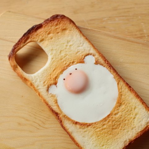 【iPhone15】※1カ月待ち※ くまさんの目玉焼きトーストのスマホケース