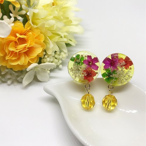 お花咲く小ぶりのカラーレジンスワロフスキービーズ付きピアス/イヤリング