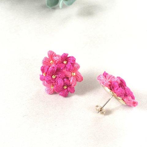 刺繍糸で編んだ小花のピアス