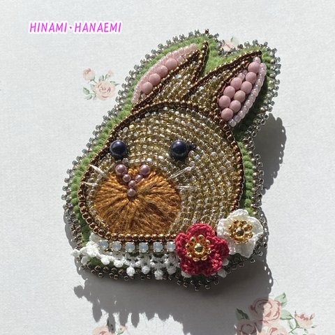 ビーズ刺繍ブローチ　〜春待ちネザーランドドワーフの小梅ちゃん〜