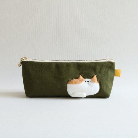 ペンケースで一休みする猫のペンケース(茶×白猫 カーキ)