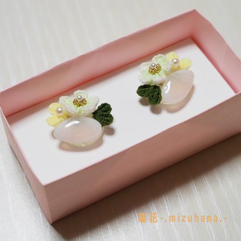 桜貝とつまみ細工のピアス