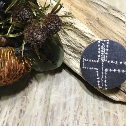 ミナペルホネン*ビックくるみボタンブローチ*刺繍クロスグレー