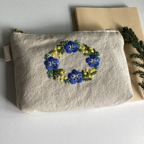 手刺繍ポーチ　春に咲くネモフィラの刺繍