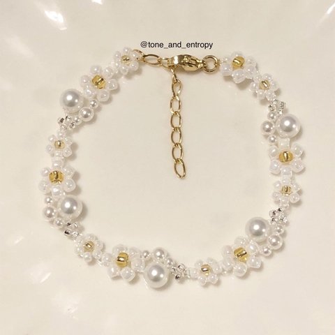パールを散りばめた純白ビーズブレスレット（ゴールドバージョン） / Pearl & pearl white beaded flowers bracelet
