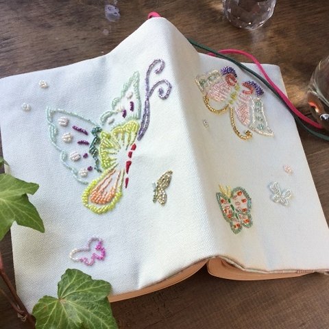 【SALE】ビーズ刺繍ブックカバー「蝶々」（文庫本用）