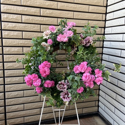 ホイップマカロンプレミアムカラーとカーネーションの寄せ植えリース♡