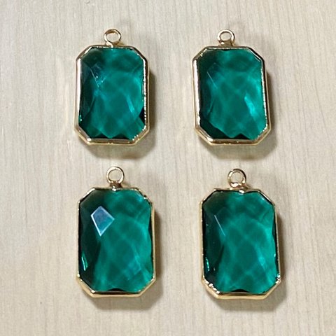 ●23㎜● GOLD GREEN CLEAR FACETED FLAME CHARM