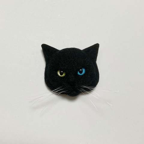 羊毛フェルト 猫ブローチ 黒猫 オッドアイ