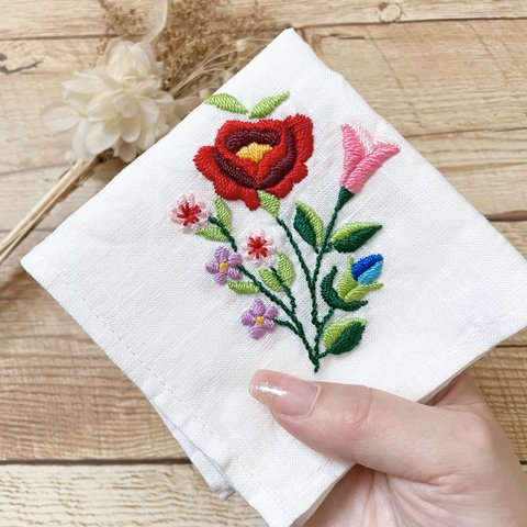 古くから愛されているバラと小さな花の刺繍ハンカチ ハンガリー刺繍