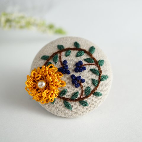 送料無料[針と絹糸で編んだ可憐なお花]シルクイーネオヤ(トルコ刺繍･レース)リネン生地を使用したリースのようなくるみボタンのブローチ　ギフトラッピング無料　秋色