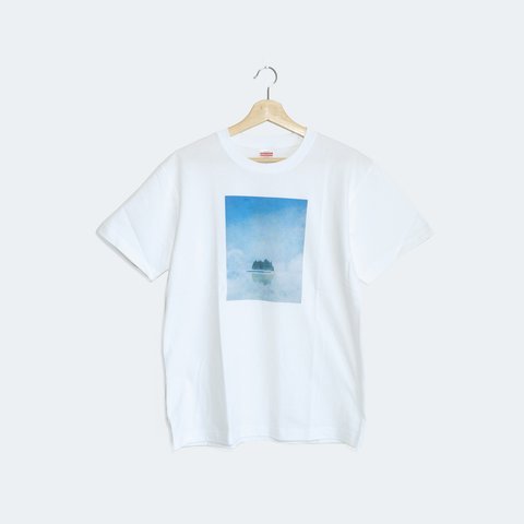 湖に浮かぶ、月と森を描いた、Tシャツ