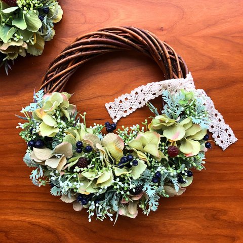 グリーン アジサイ ハーフ リース 直径24~25cm  紫陽花とフルーツのハーフリース  誕生日お祝い 新築祝い 結婚祝い  記念日 プレゼントリース アーティフィシャルフラワー　