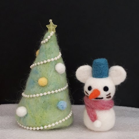 羊毛フェルトのクリスマスツリーとねずみ雪だるま