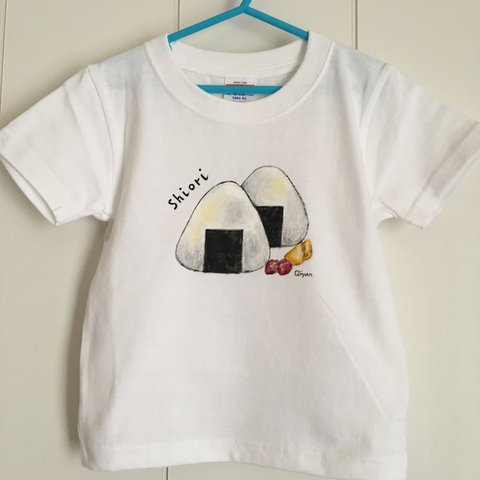 【80㎝〜150㎝、M】大人気🍙ニコニコおにぎり🍙手描き半袖Tシャツ（お名前入り）