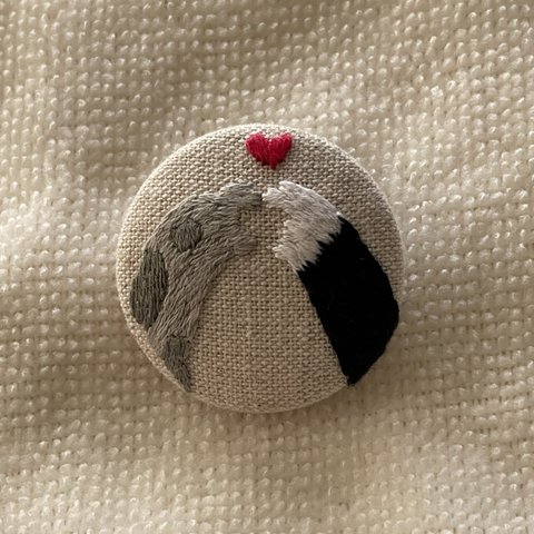 にゃんラブの手刺繍くるみブローチ