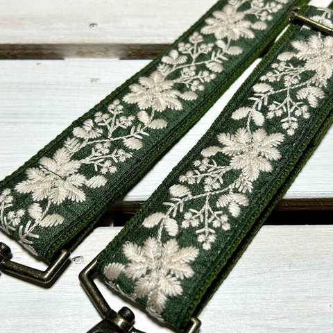  38mm幅・斜め掛け用ショルダーストラップ★グリーンベルト＋深緑地に生成りの糸の花刺繍★インド刺繍