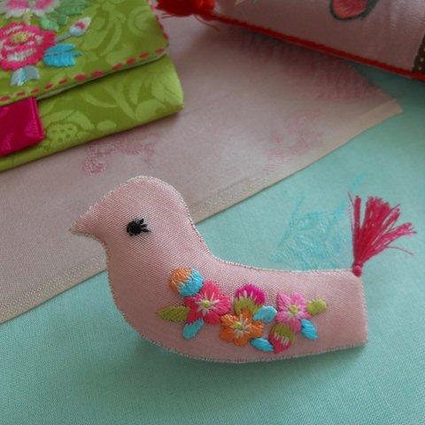 ピンクの鳥刺繍ブローチ