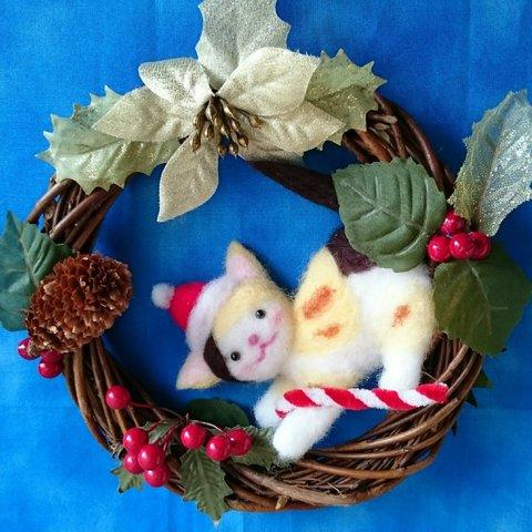 赤いほっぺの三毛猫クリスマスリース　羊毛フェルト　ハンドメイド