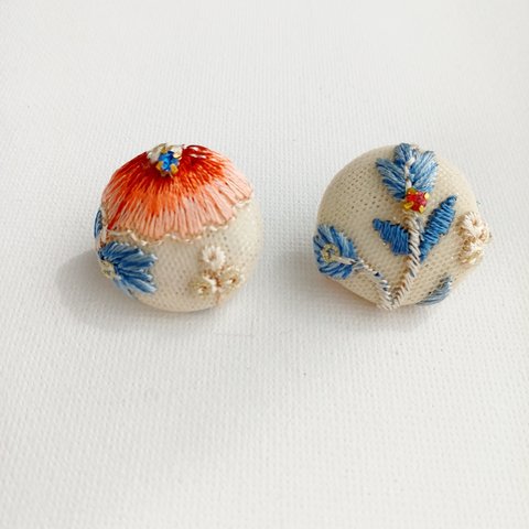 インド刺繍のくるみボタン　イヤリング　〜橙色のお花と唐草〜