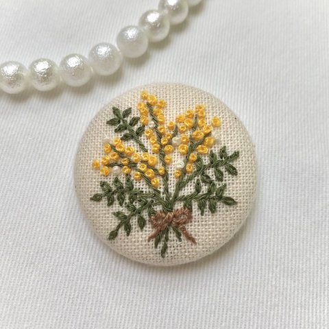 刺繍くるみボタンブローチ　＊ミモザのブーケ＊