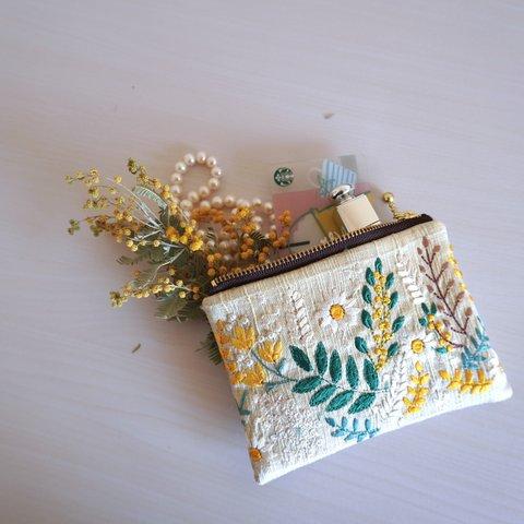 刺繍リボンのミニポーチ　-アイボリーベースにお花模様の刺繍リボン-ミモザ ユーカリ デイジー