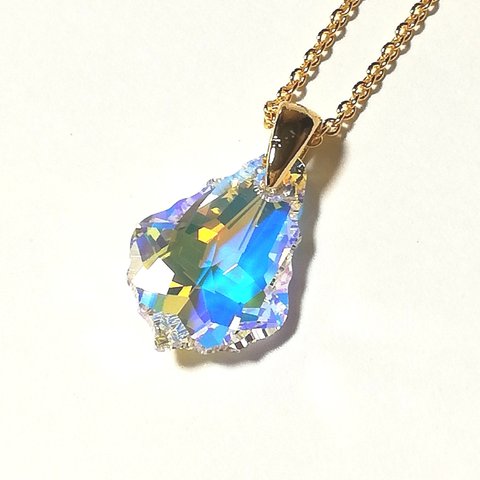 SWAROVSKI　魅惑の虹色 クリスタルオーロラの可愛いしずく型ネックレス(k16gp)キラキラ　ゴールド　雫　氷　涼しげ　爽やか　透明感　上品　エレガント　清楚　シンプル　大人可愛い　レインボー