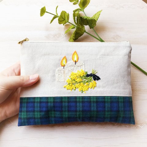 ミモザ刺繍のフラットポーチ