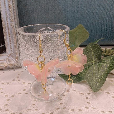 淡いピンク色お花ピアス🌺