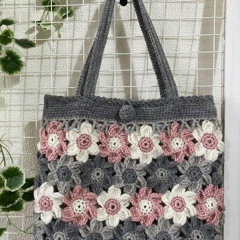 149-5.（sale)ピンクとオフホワイトの花モチーフがアクセントのニットバッグ