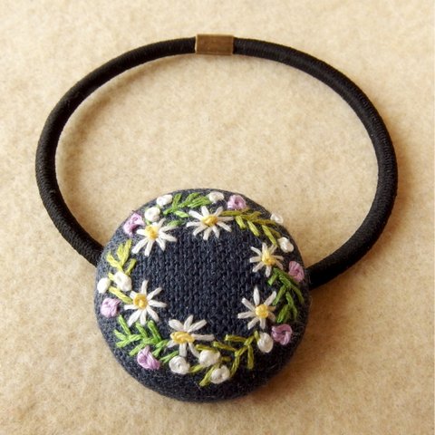 小花のリース刺繍 くるみボタンヘアゴム