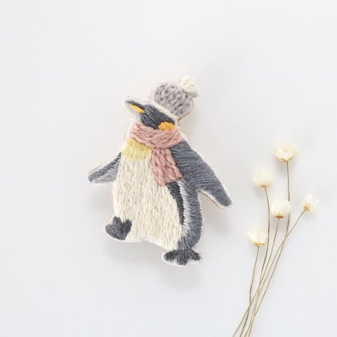 ペンギンの冬のお散歩　手刺繍ブローチ　［受注制作］