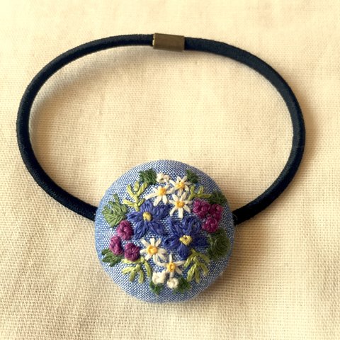 青白小花のブーケ刺繍 くるみボタンヘアゴム