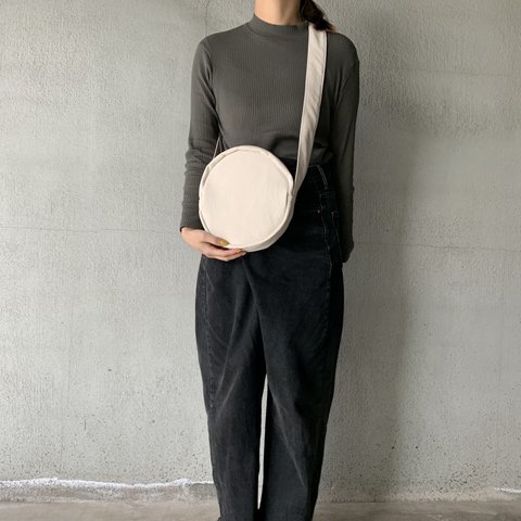 round  shoulder キナリ 〈丸型ショルダー〉