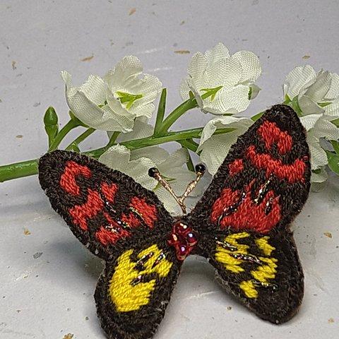 蝶の刺繍ブローチ