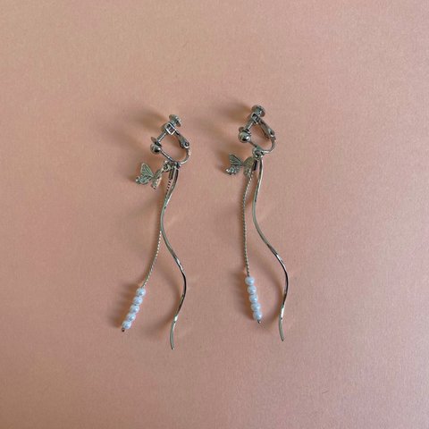 Butterfly chain earrings / pierce