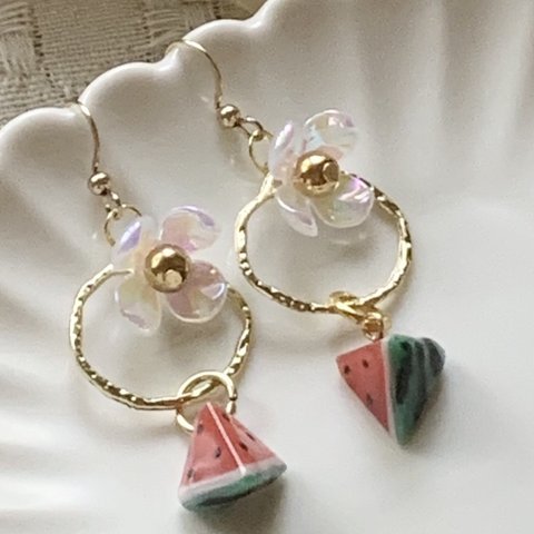 レジン　ミニチュアスイカとお花のピアス/イヤリング