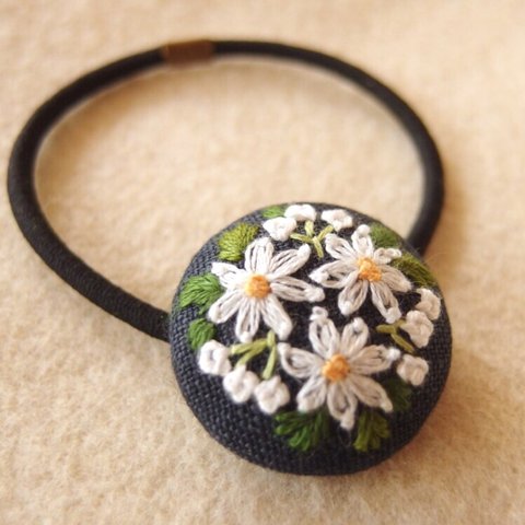 白い花のブーケ刺繍 くるみボタンヘアゴム