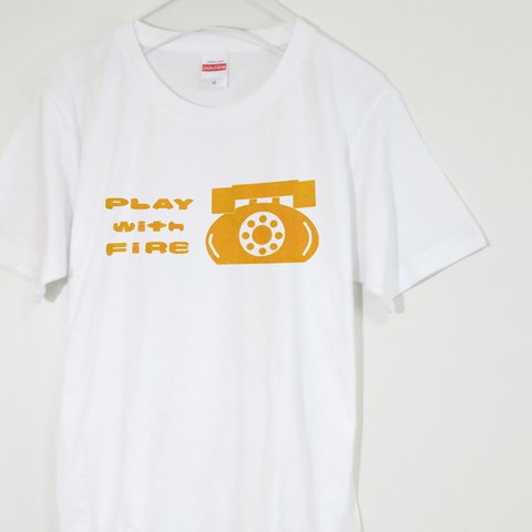 かわいい火遊びのポップなデザインTシャツ【ホワイト】ユニセックス ケイブマン クルーネックTシャツ