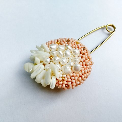 【特別価格】珊瑚の月 ブローチ(タカセ貝・淡水真珠)(1点もの)