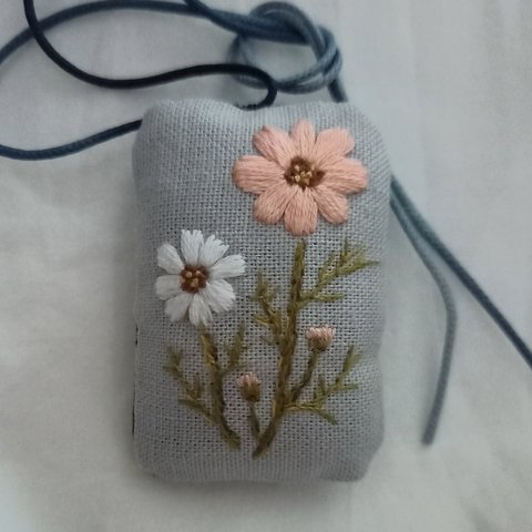 コスモスの刺繍