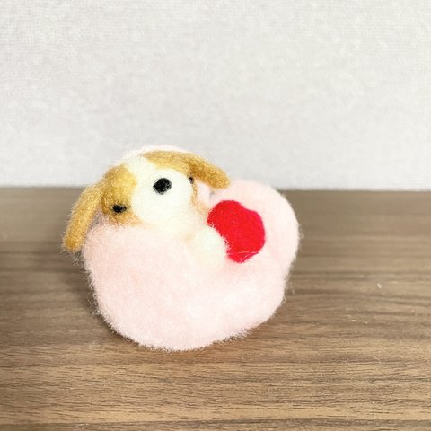 ソファですやすや…キャバリアちゃんの羊毛フェルトインテリア