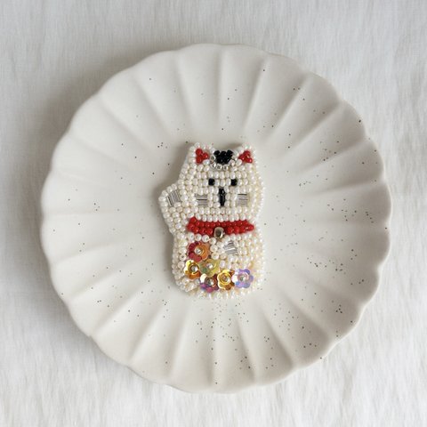 白い招き猫のビーズ刺繍ブローチ